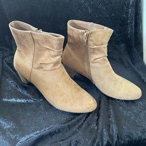 Aerosols Heel Rest Ankle Boot Booties size 7  Vegan Suede